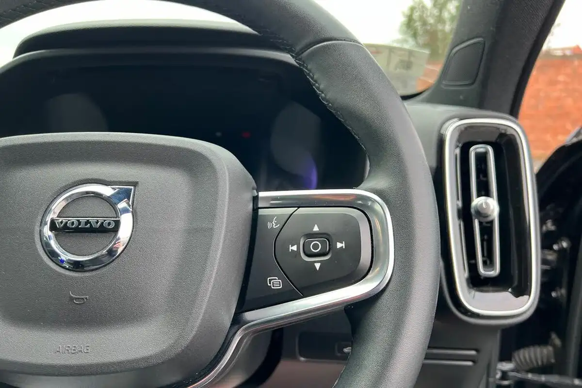 2022-volvo-xc40-20-b3-plus-big-11