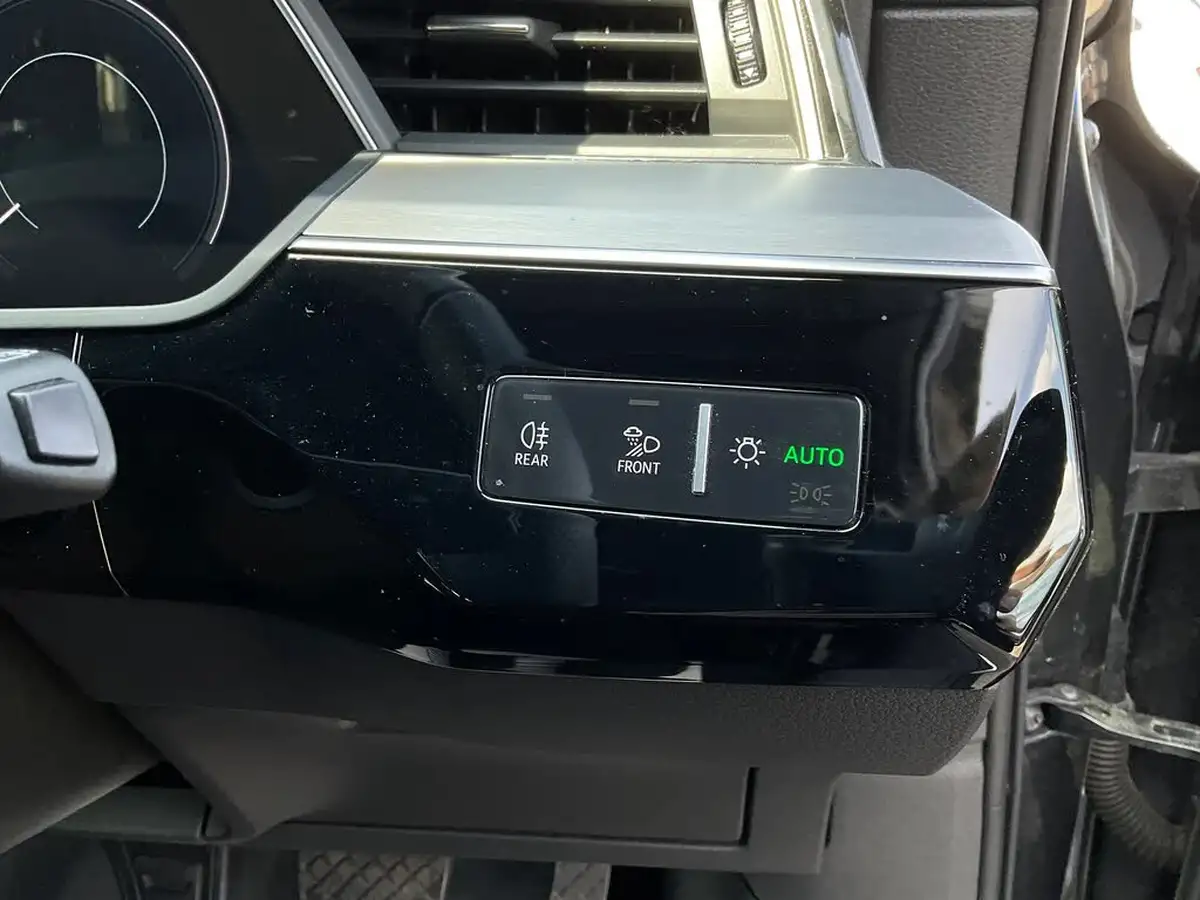 2022-audi-e-tron-50e-black-edition-station-wagon-big-31