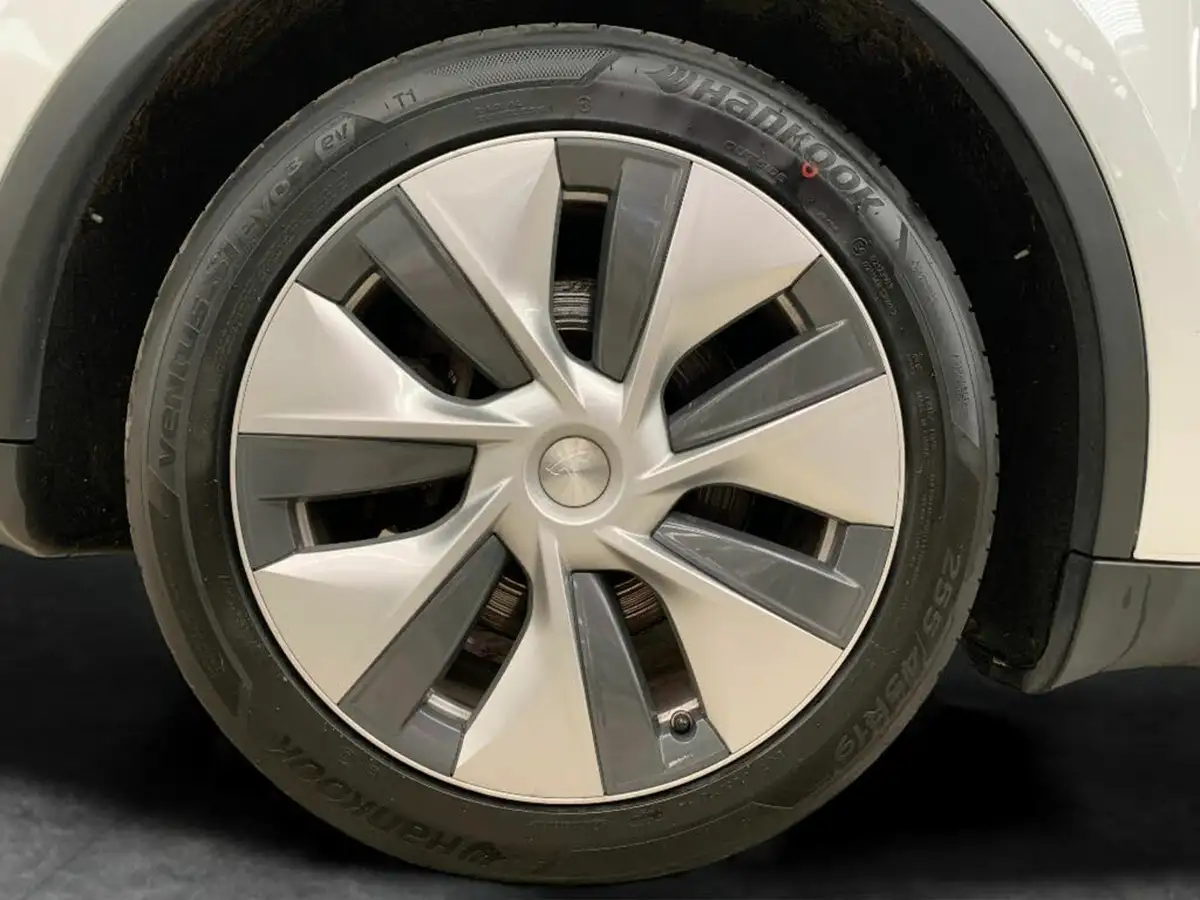 2023-tesla-model-y-e-long-range-big-23