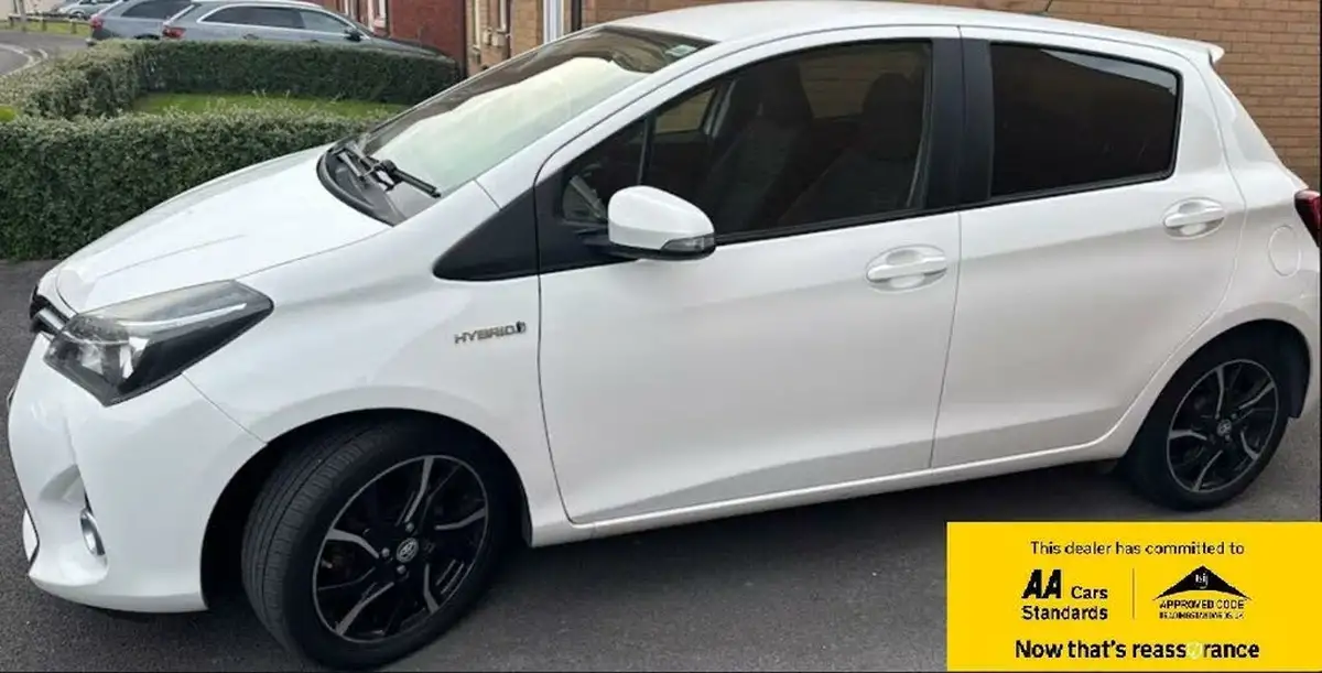 2016-toyota-yaris-15-vvt-i-design-hybrid-big-1
