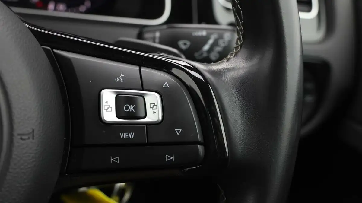 2019-volkswagen-golf-20-tsi-r-300ps-hatchback-5d-dsg-big-22