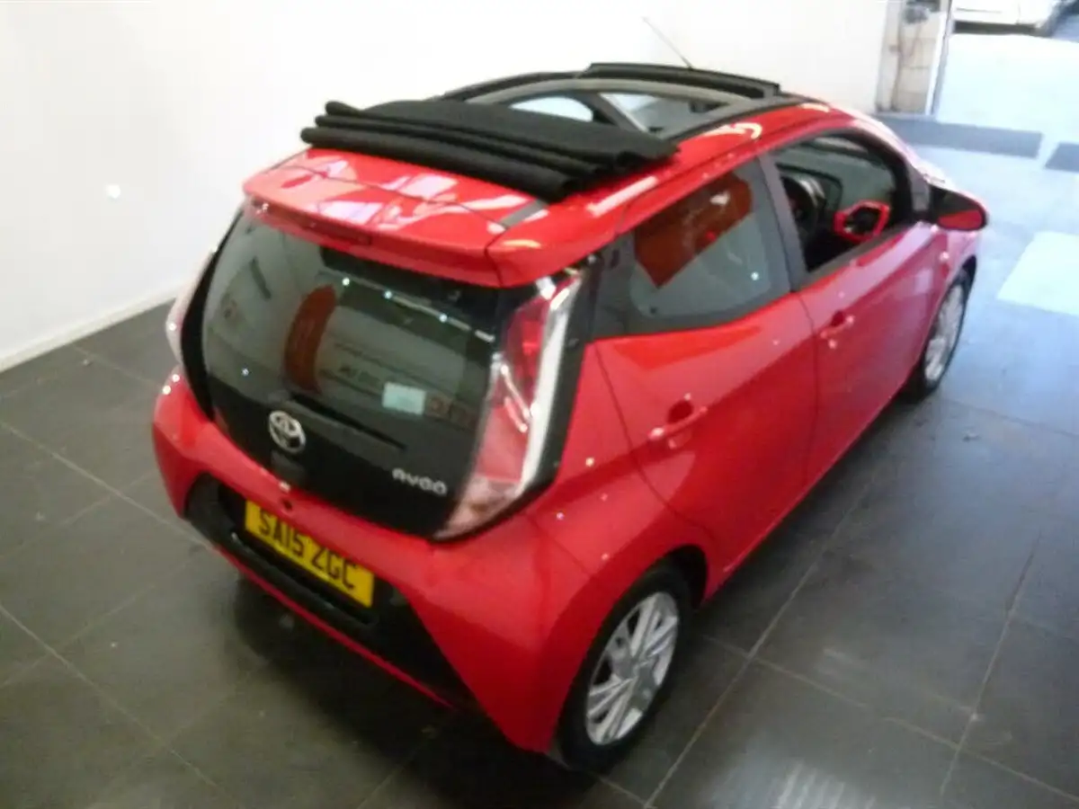 2015-toyota-aygo-10-x-pression-x-wave-x-tra-convenience-x-nav-big-6
