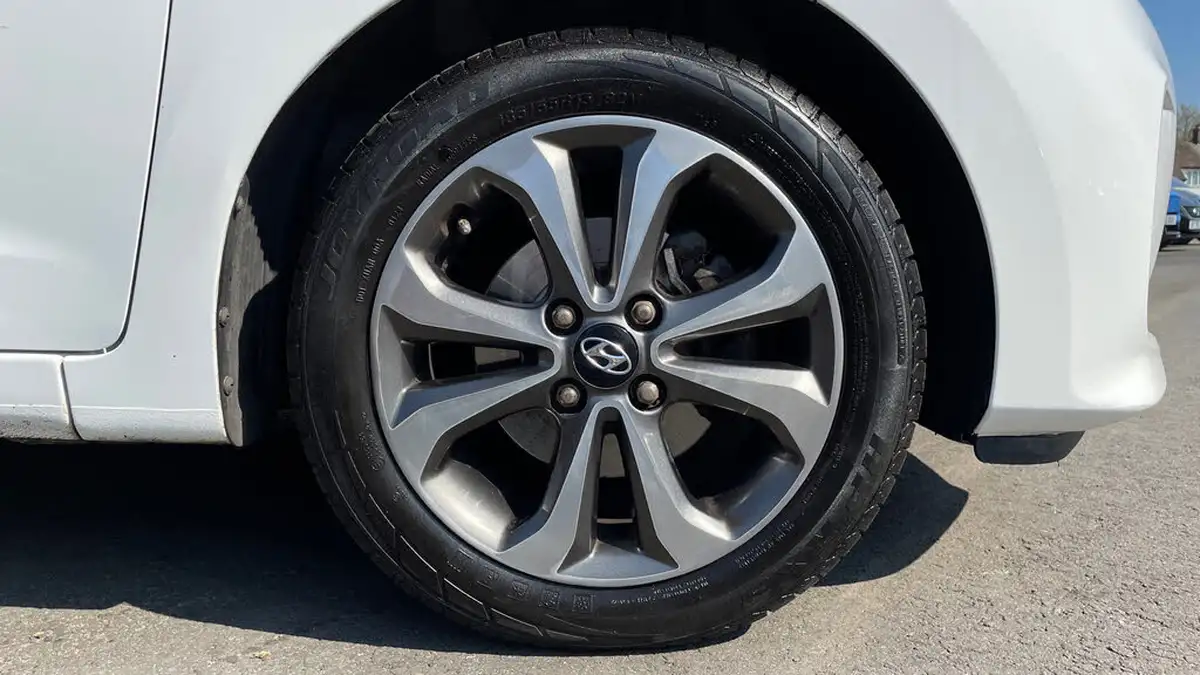 2019-hyundai-i10-10-play-big-19
