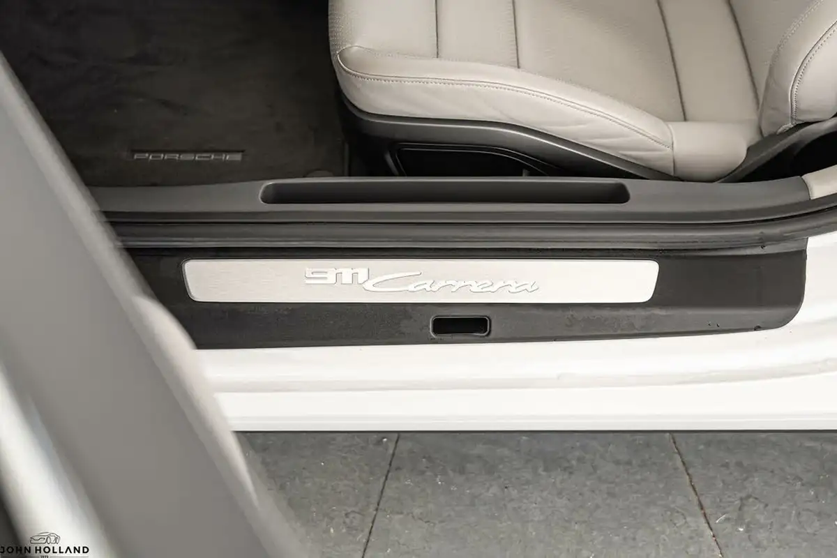 2022-porsche-911-30-carrera-coupe-big-25