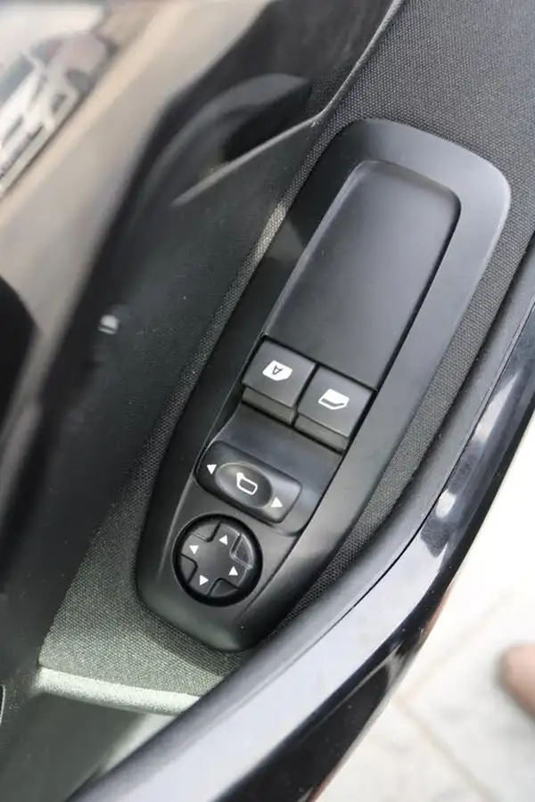 2019-peugeot-208-12-puretech-active-82bhp-ss-big-23