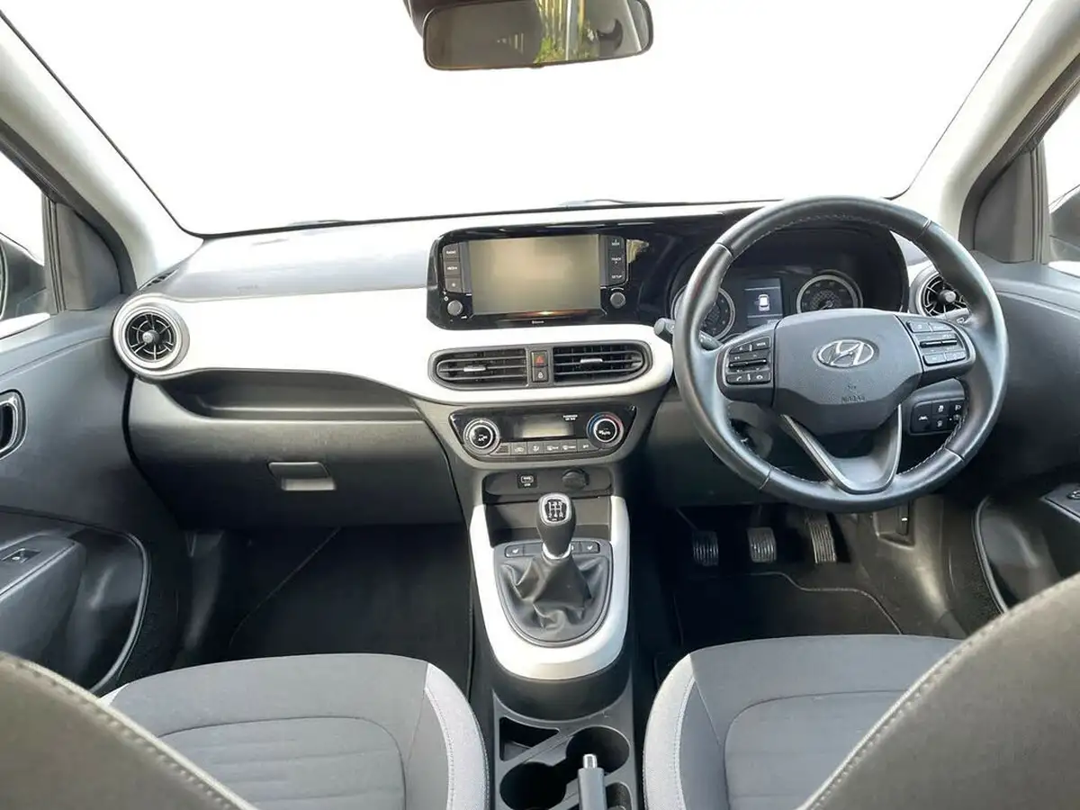2022-hyundai-i10-10-premium-big-12