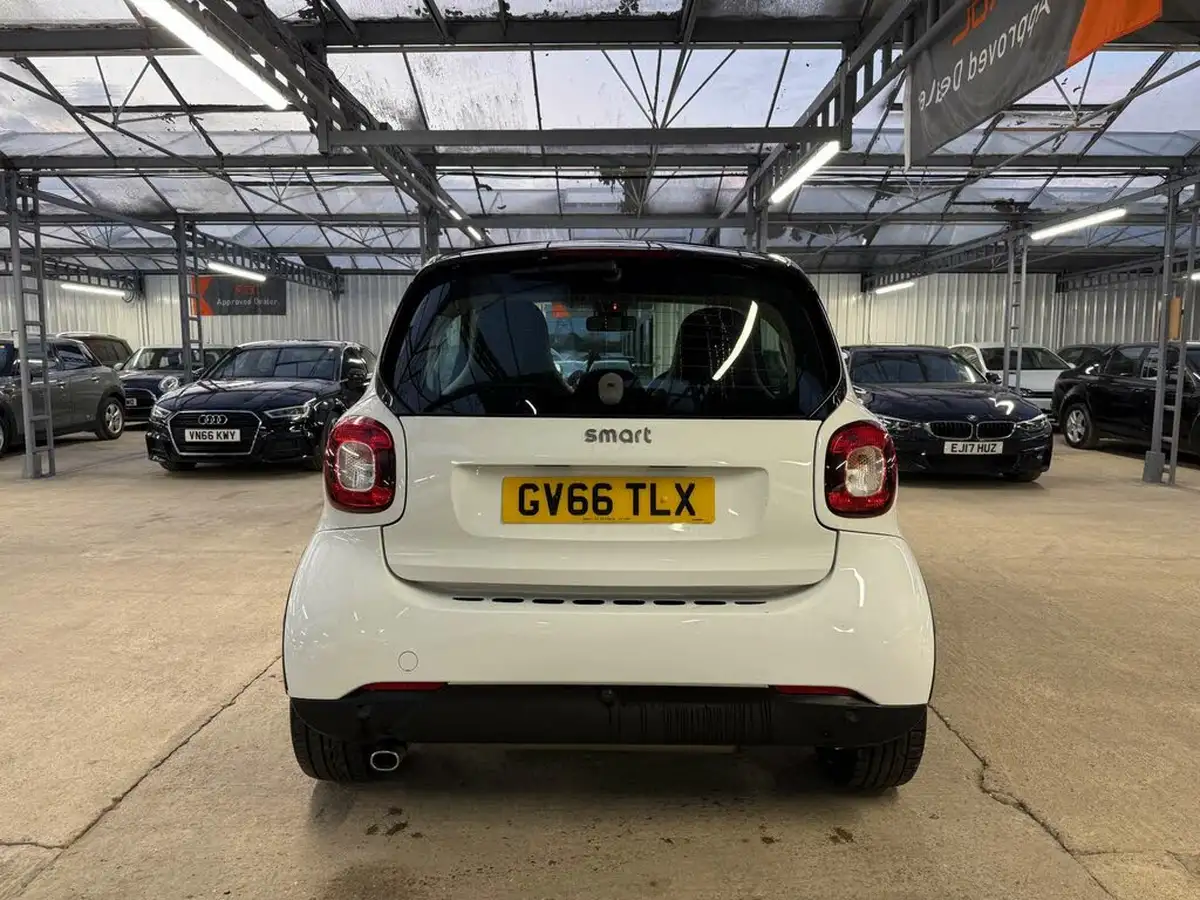 2017-smart-fortwo-09-edition-white-big-8
