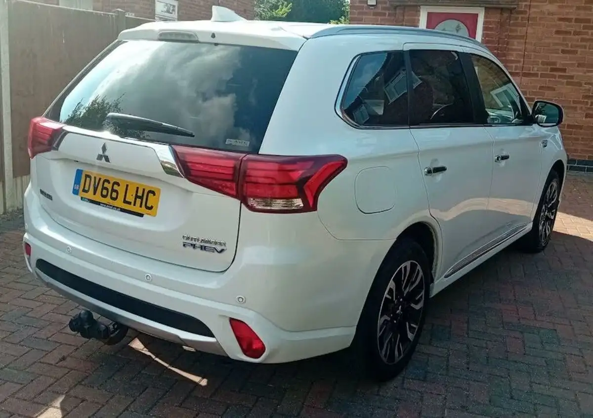 2017-mitsubishi-outlander-20-4hs-phev-5st-big-3
