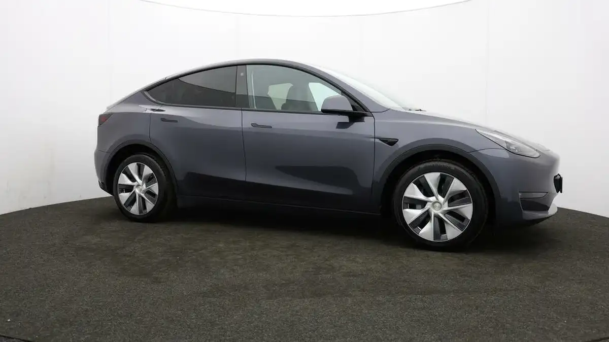 2022-tesla-model-y-e-long-range-big-38