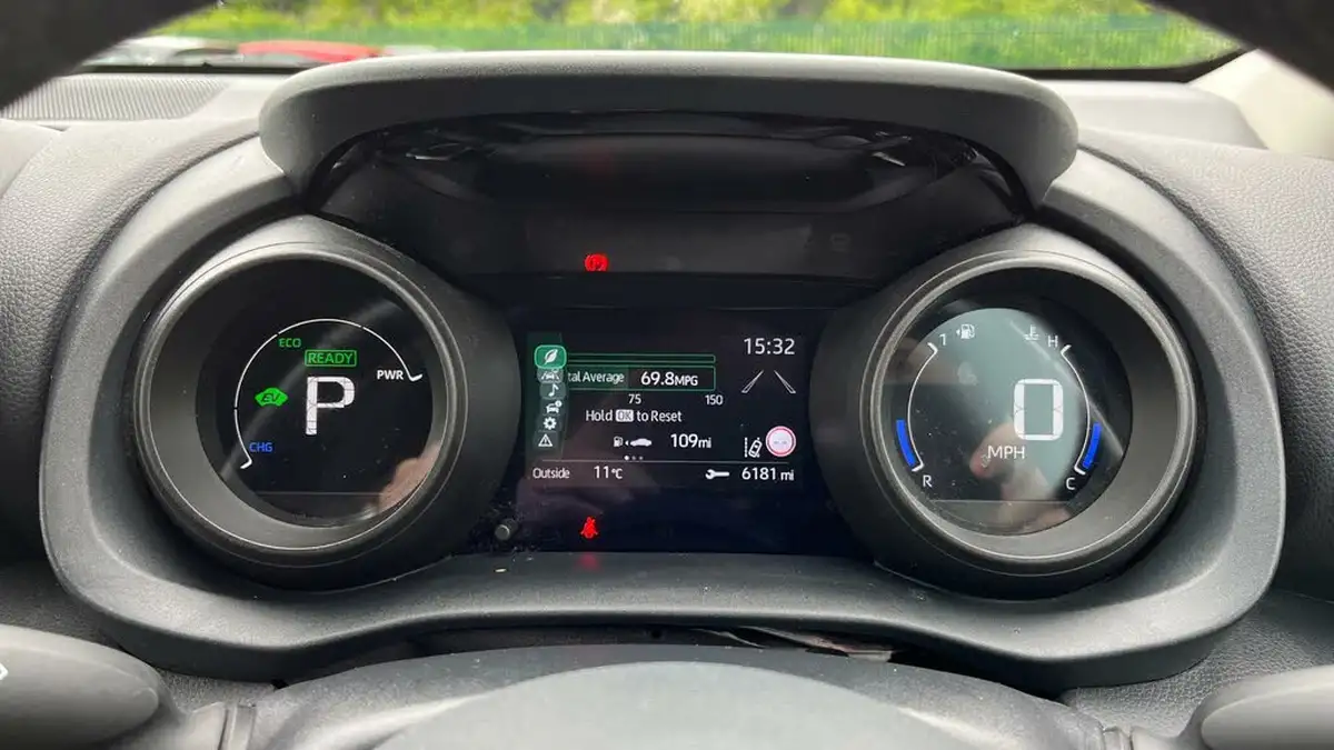 2021-toyota-yaris-15-vvt-i-design-big-8