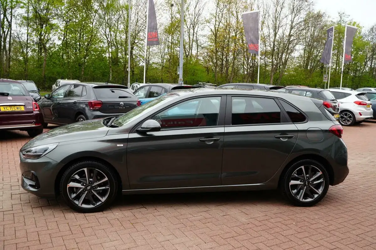 2023-hyundai-i30-10-t-gdi-premium-hatchback-big-7