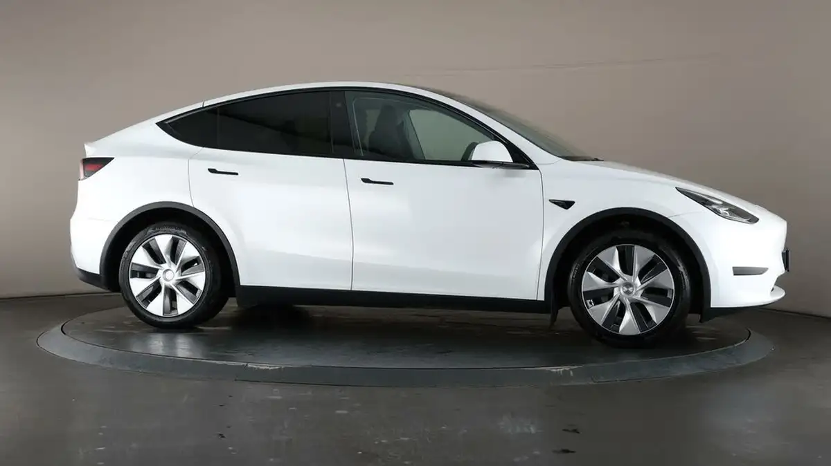 2022-tesla-model-y-e-rwd-big-57