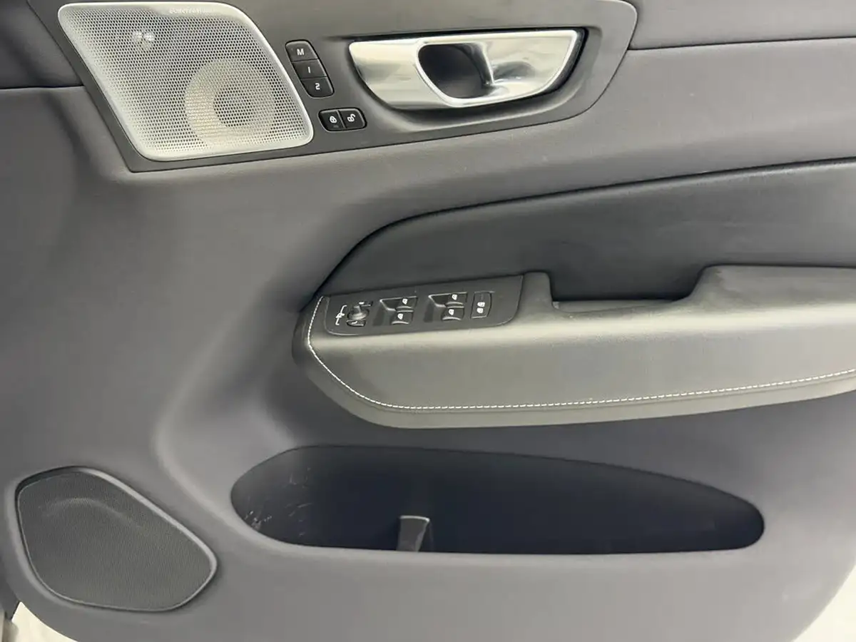 2022-volvo-xc60-20-t8-ultimate-dark-big-16