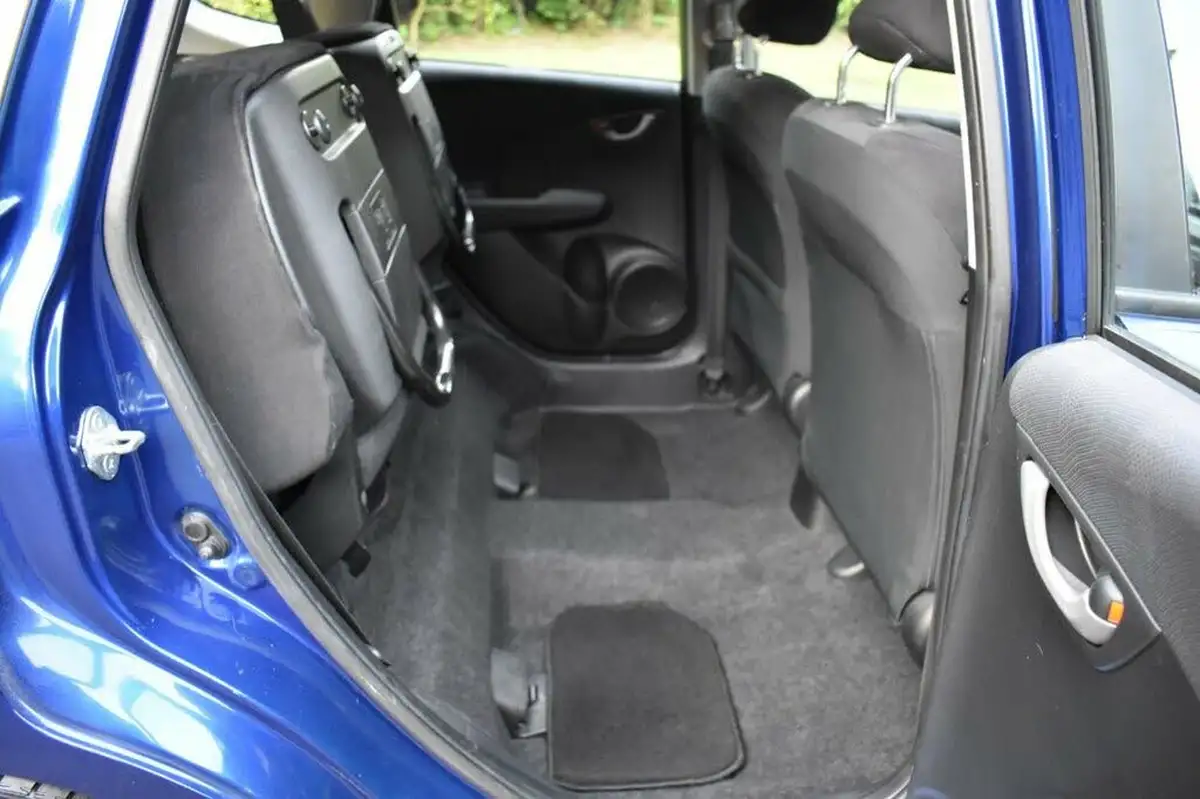 2011-honda-jazz-14-es-t-big-20