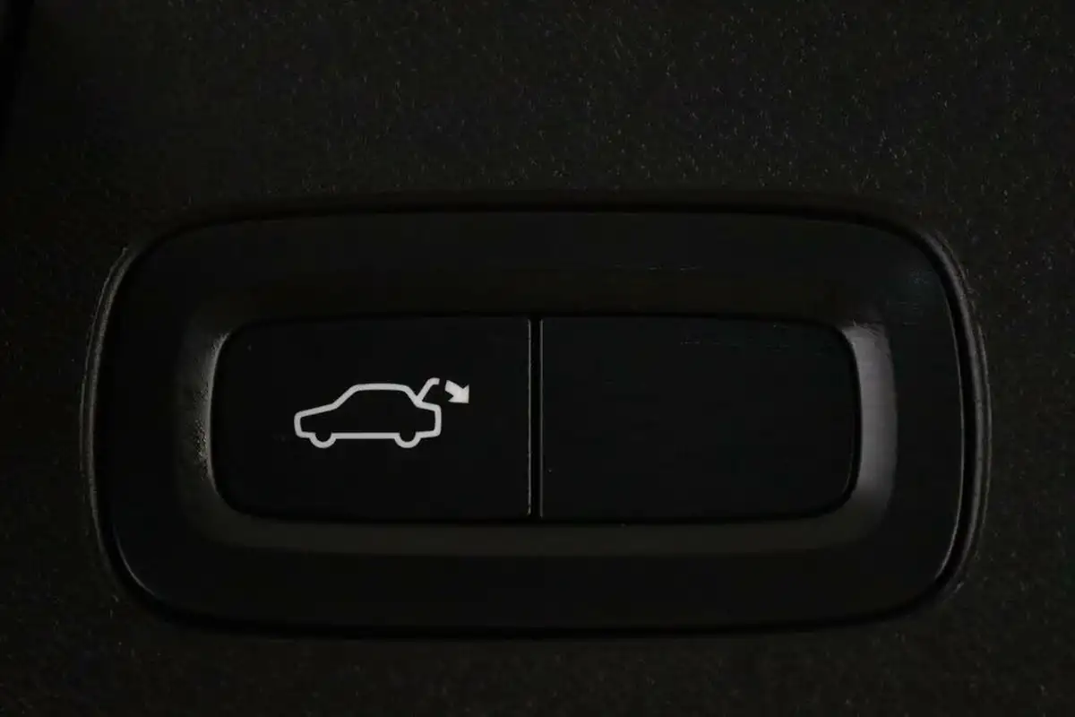 2020-volvo-xc60-20td-d4-momentum-big-12