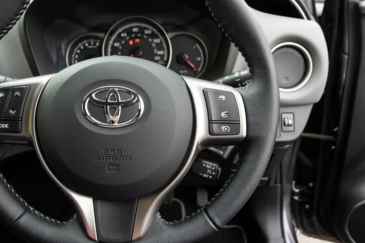 2016-toyota-yaris-133-icon-vvt-i-5d-big-19