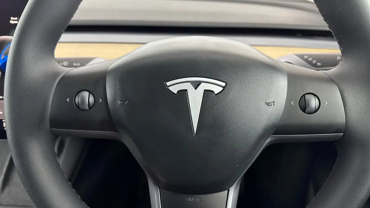 2023-tesla-model-y-e-rwd-big-17
