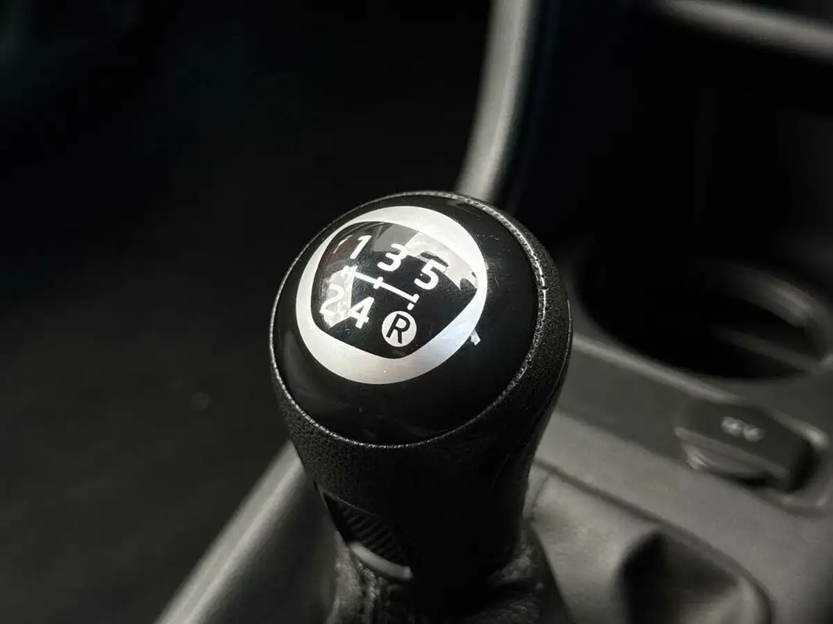 2013-volkswagen-up-10-move-up-bluemotion-tech-3d-big-19