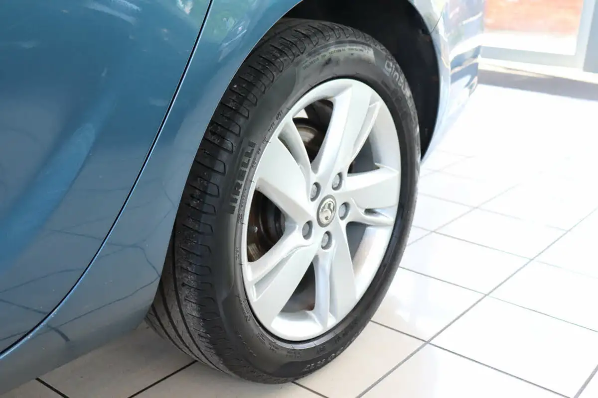 2013-vauxhall-astra-20td-sri-ss-estate-big-78
