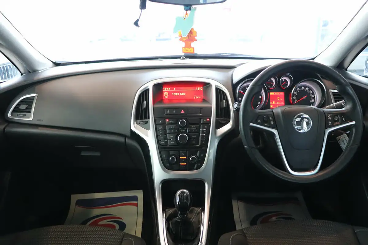 2013-vauxhall-astra-20td-sri-ss-estate-big-2