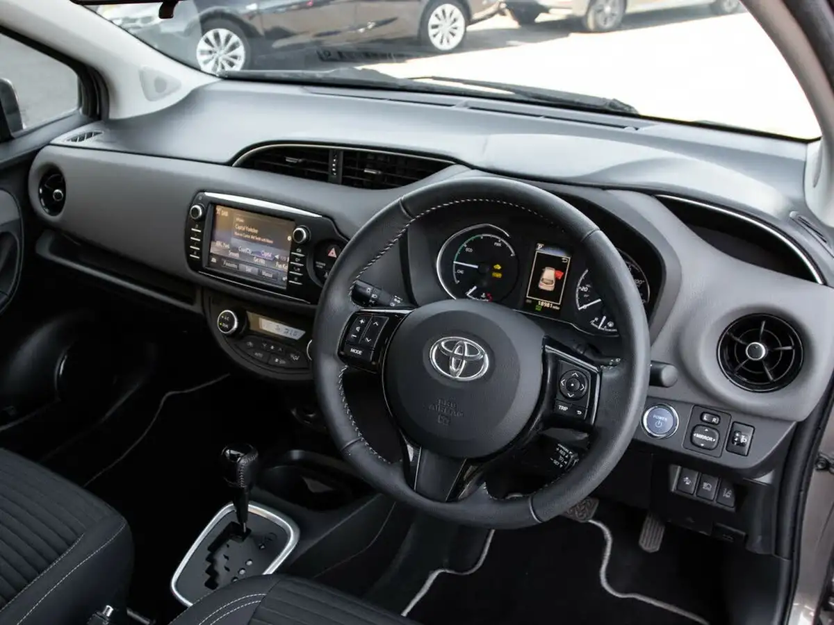 2017-toyota-yaris-15-vvt-i-icon-navi-hybrid-big-3