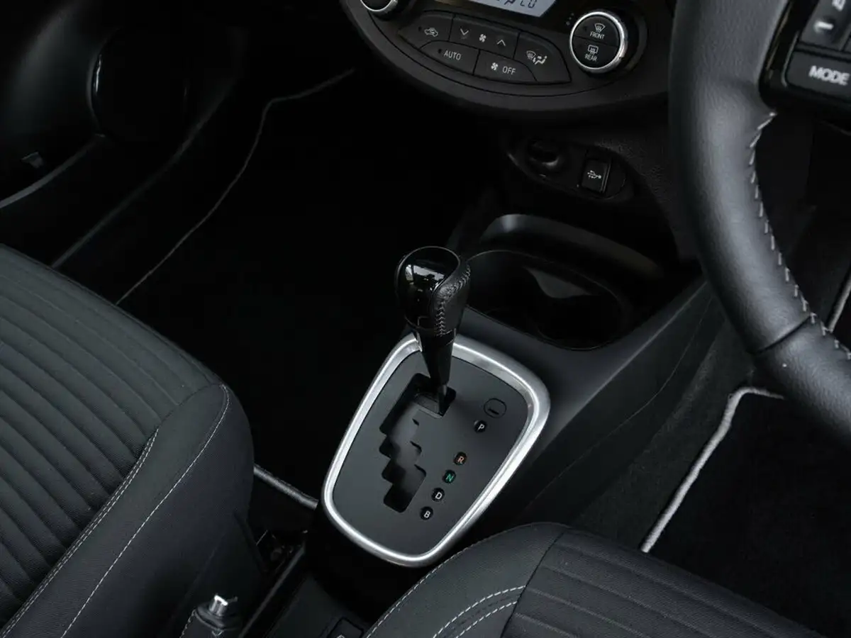 2017-toyota-yaris-15-vvt-i-icon-navi-hybrid-big-27