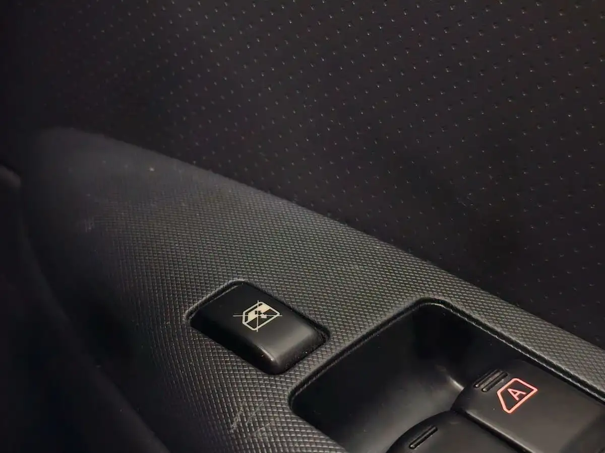 2012-nissan-note-14-n-tec-big-78
