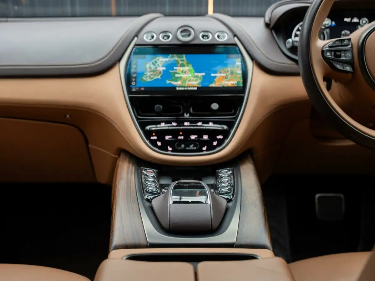 2021-aston-martin-dbx-40-v8-big-29