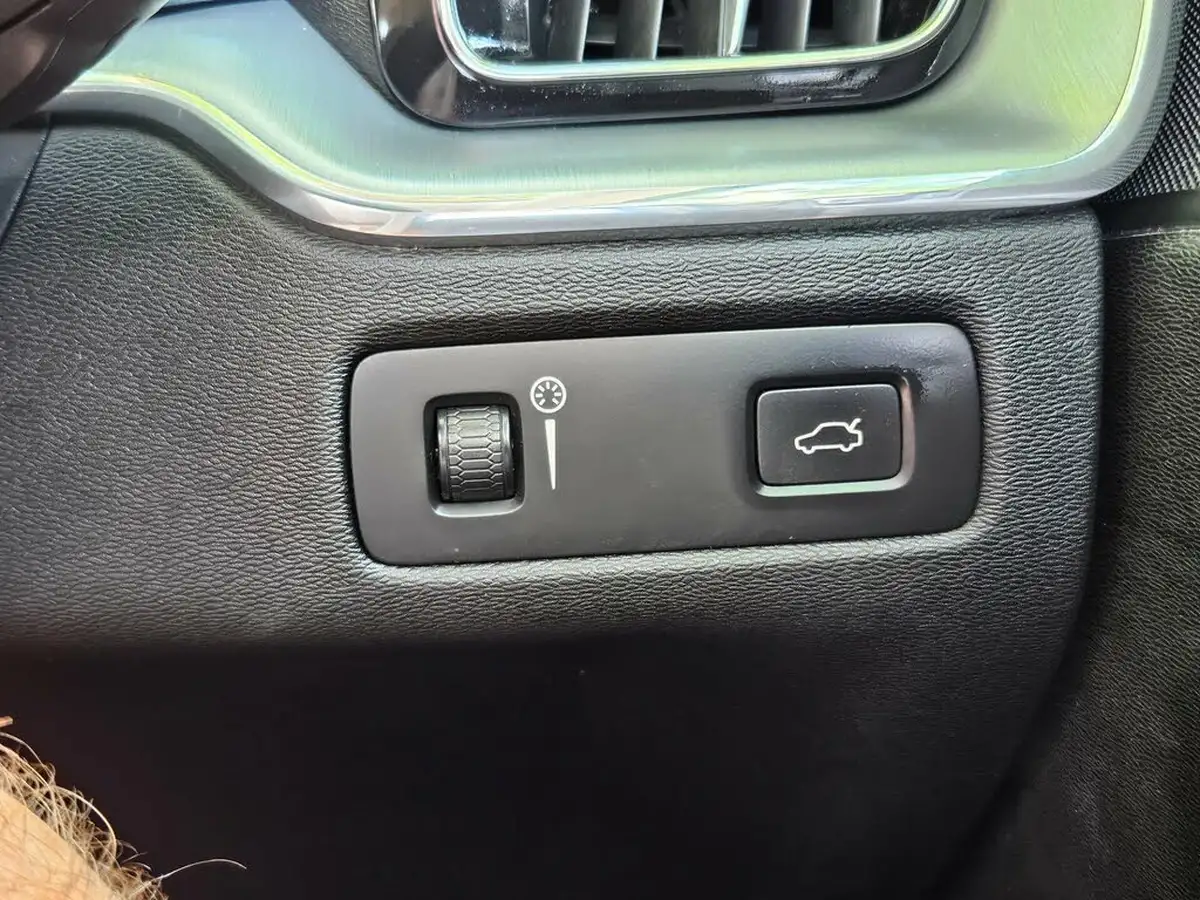 2018-volvo-xc60-20td-d4-momentum-pro-awd-geartronic-big-44