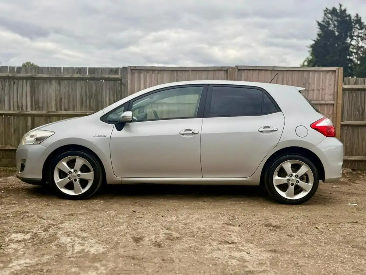 2011-toyota-auris-18-vvt-i-hsd-t-spirit-1794cc-big-3