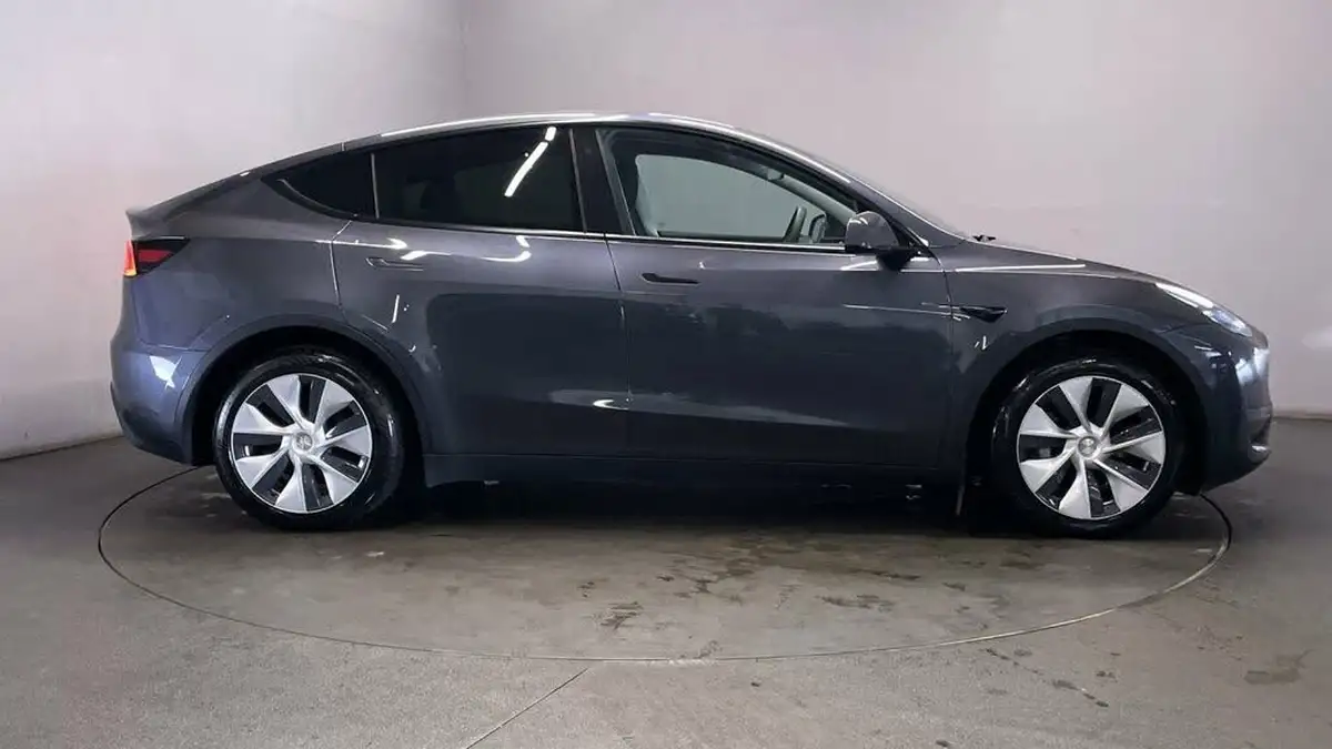 2022-tesla-model-y-e-long-range-big-8