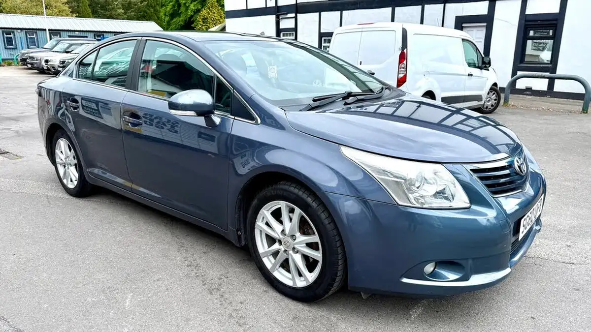 2010-toyota-avensis-big-0