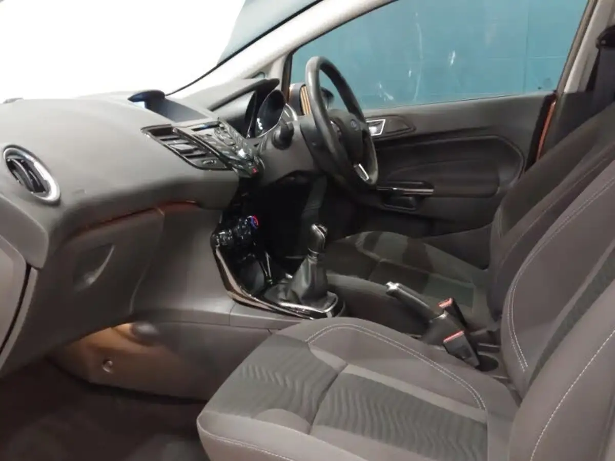 2015-ford-fiesta-125-zetec-5d-big-4