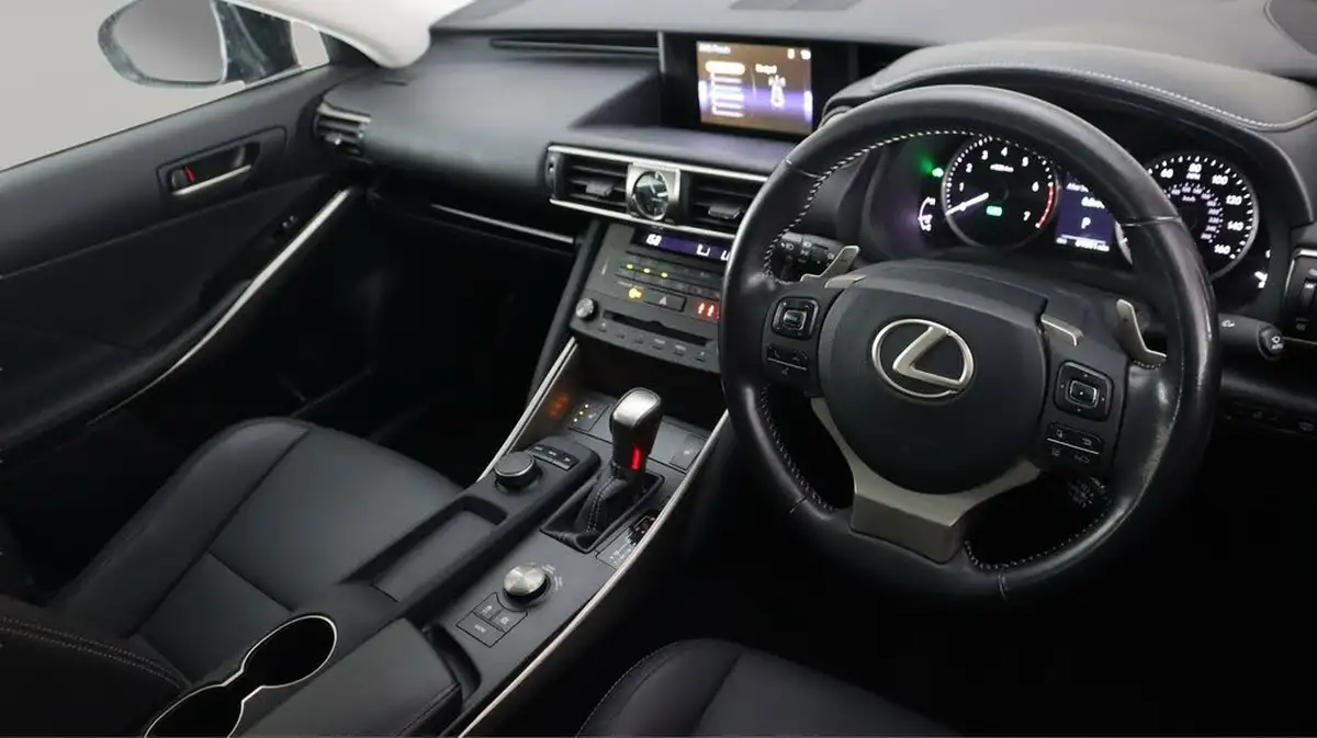 2019-lexus-is-300h-25-is-big-9
