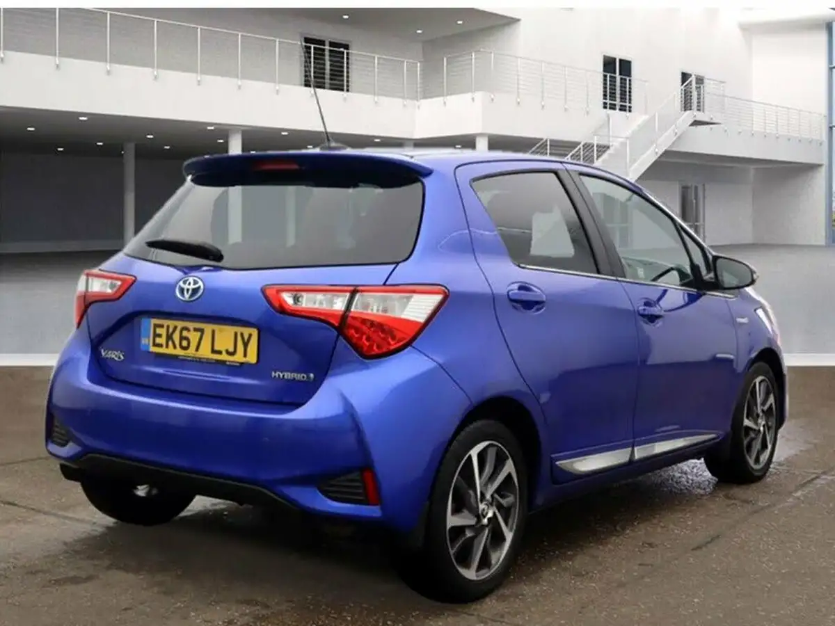 2017-toyota-yaris-15-vvt-i-excel-hybrid-15in-alloys-big-3