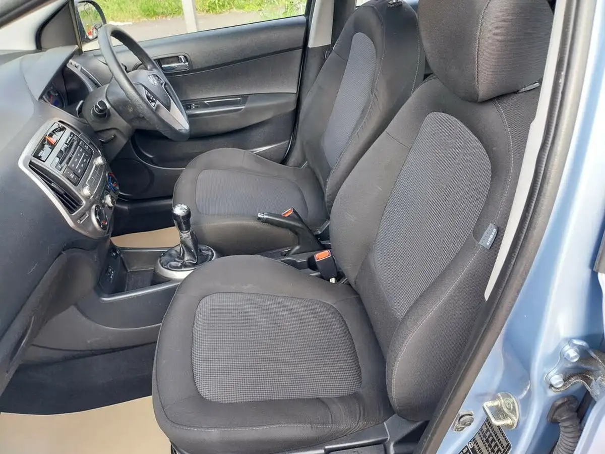 2013-hyundai-i20-12-active-5d-big-21