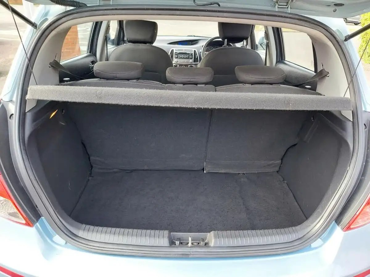 2013-hyundai-i20-12-active-5d-big-17