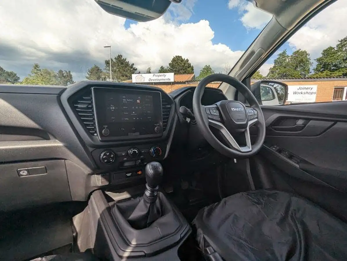 2025-isuzu-d-max-19td-dl40-big-9