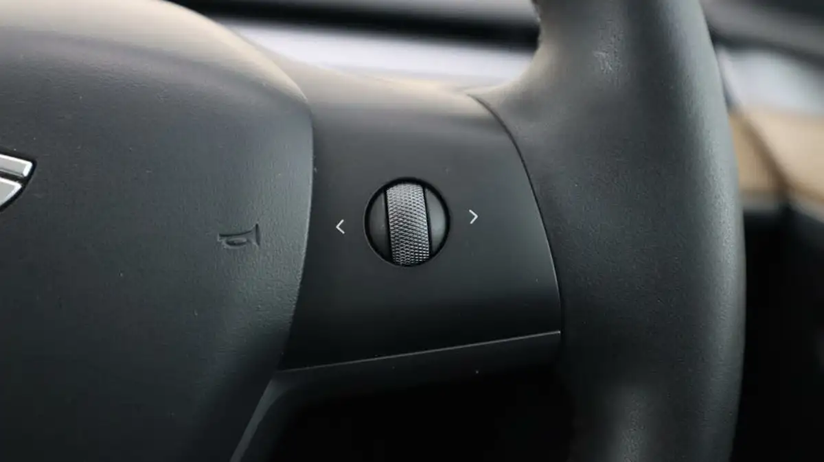 2022-tesla-model-y-e-long-range-big-22