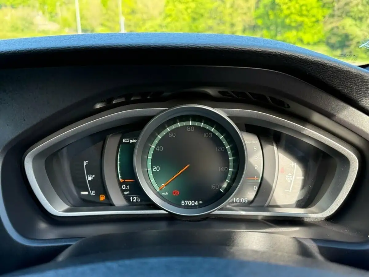 2018-volvo-v40-20td-d3-r-design-pro-big-40