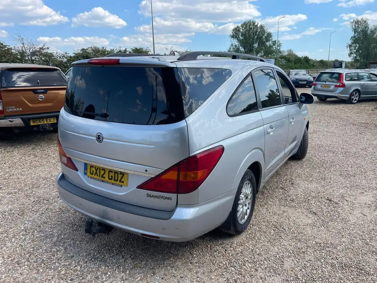 2012-kgm-ssangyong-rodius-27td-es-big-11