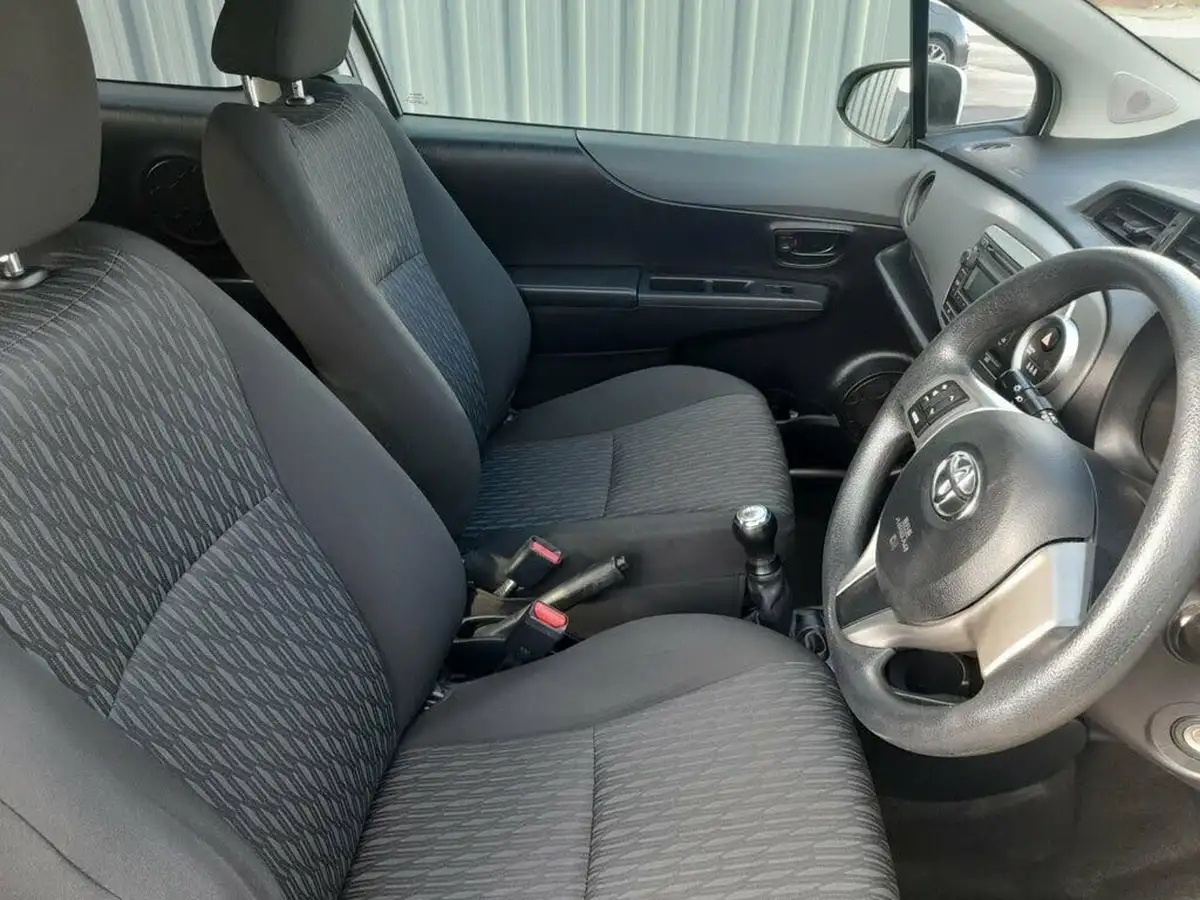 2013-toyota-yaris-10-edition-3d-big-10
