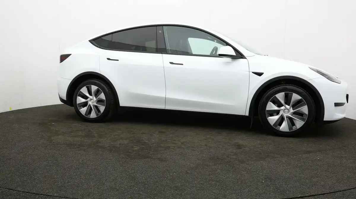 2023-tesla-model-y-e-rwd-big-42