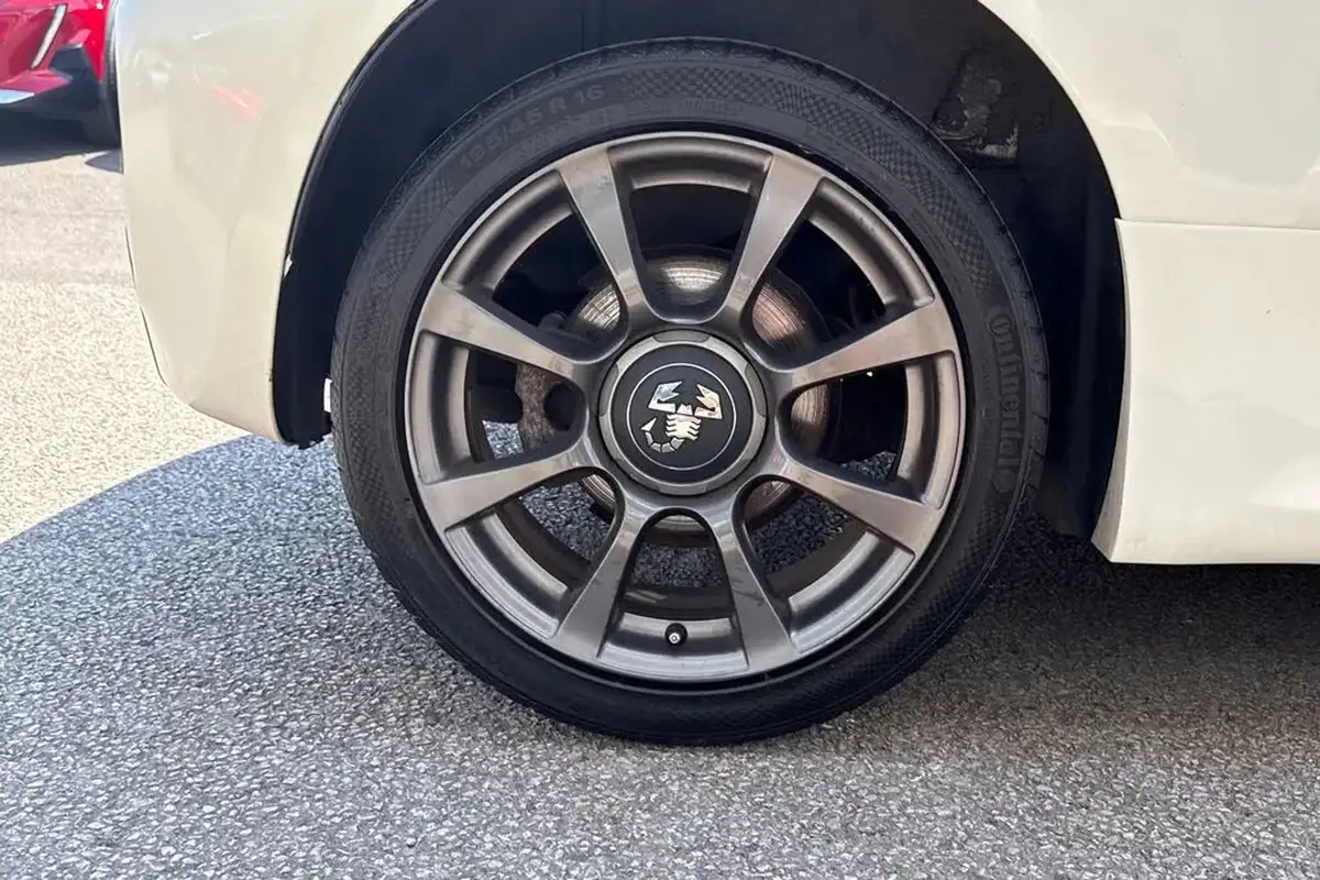 2017-abarth-595-14-tjet-big-10