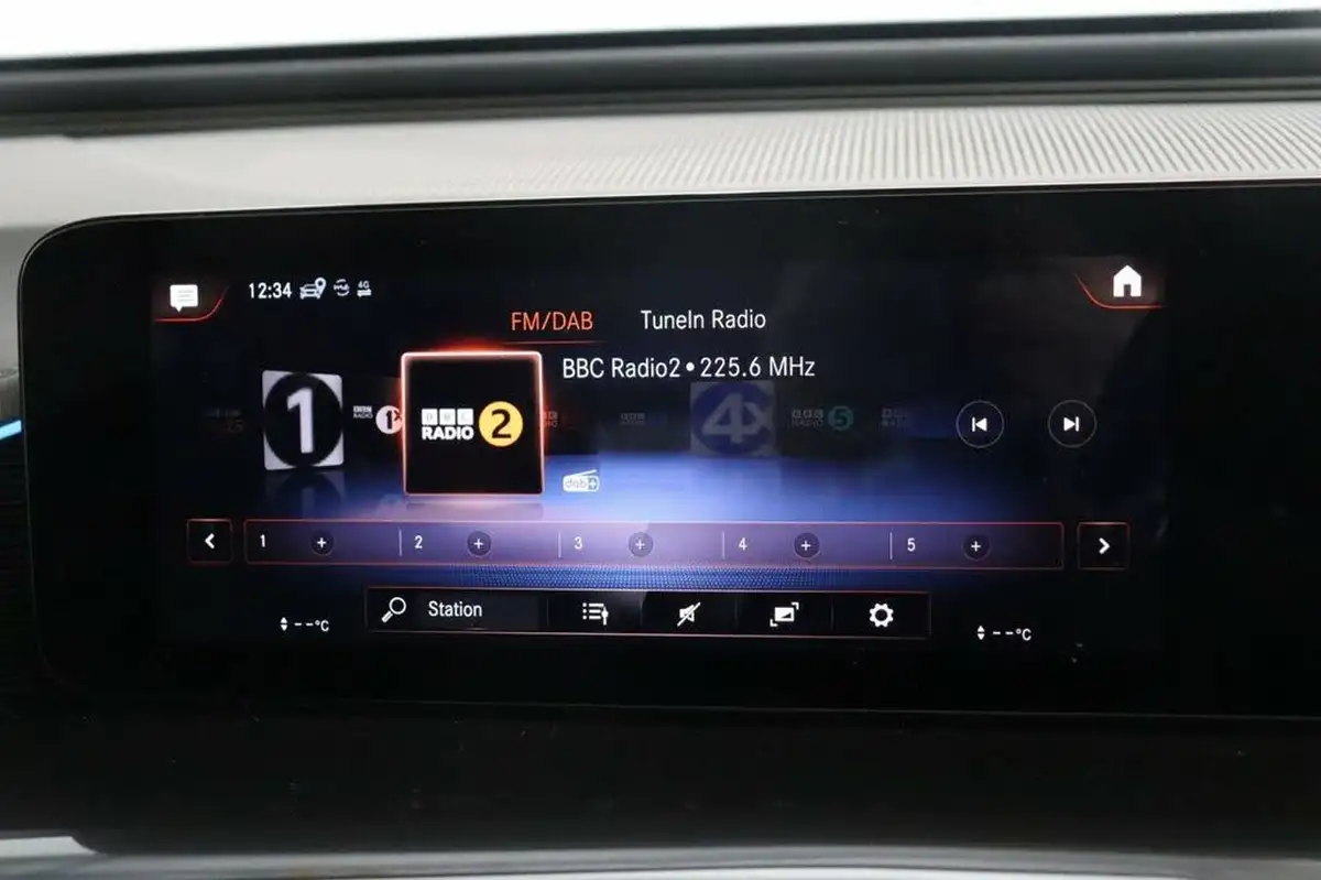 2020-mercedes-benz-eqc-e-eqc-400-amg-line-big-9