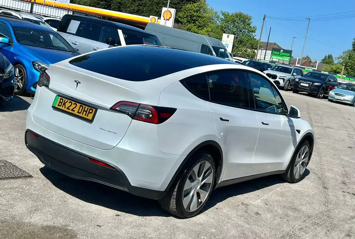 2022-tesla-model-y-e-long-range-big-11