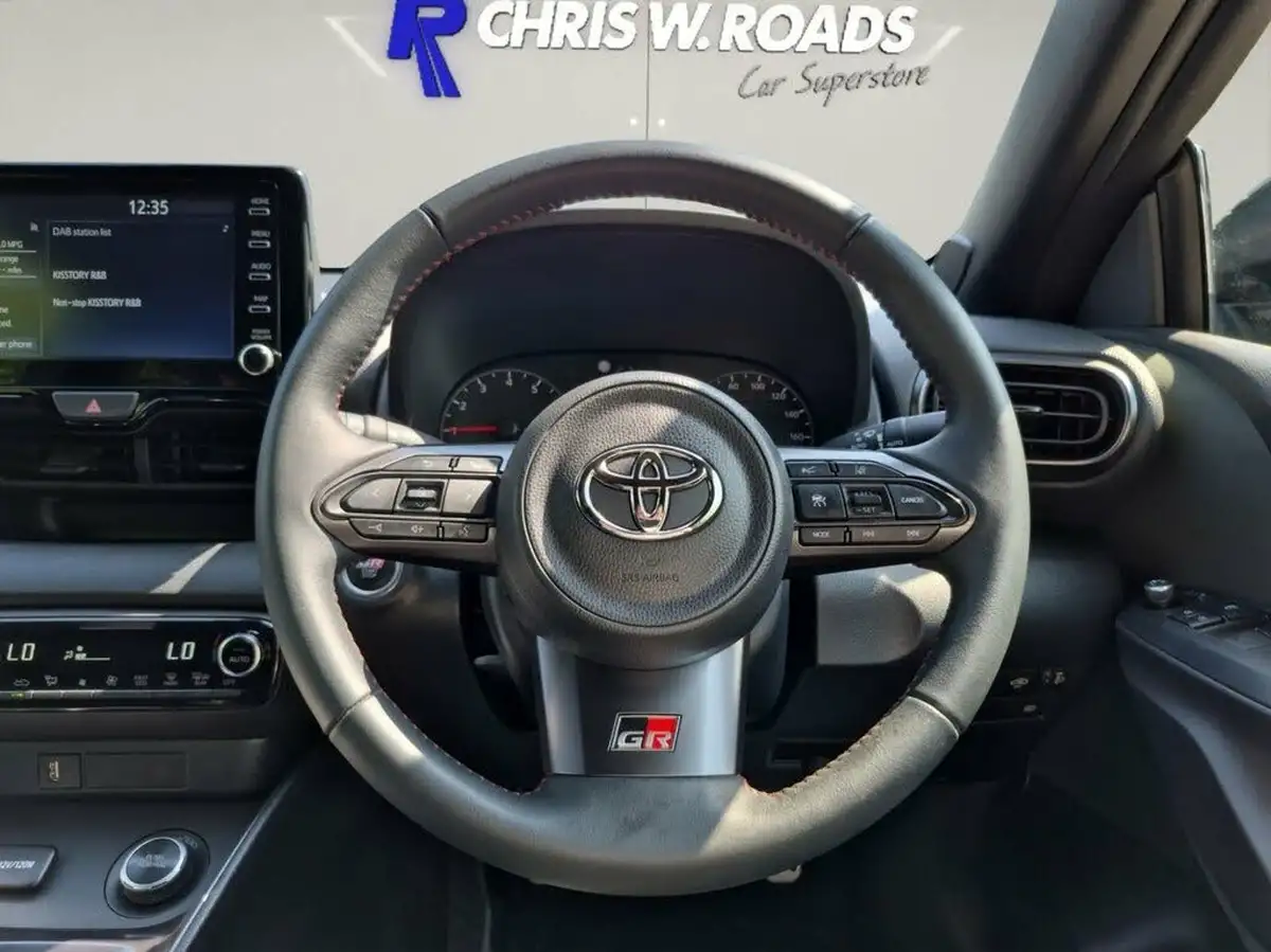 2021-toyota-yaris-16-gr-circuit-pack-big-23