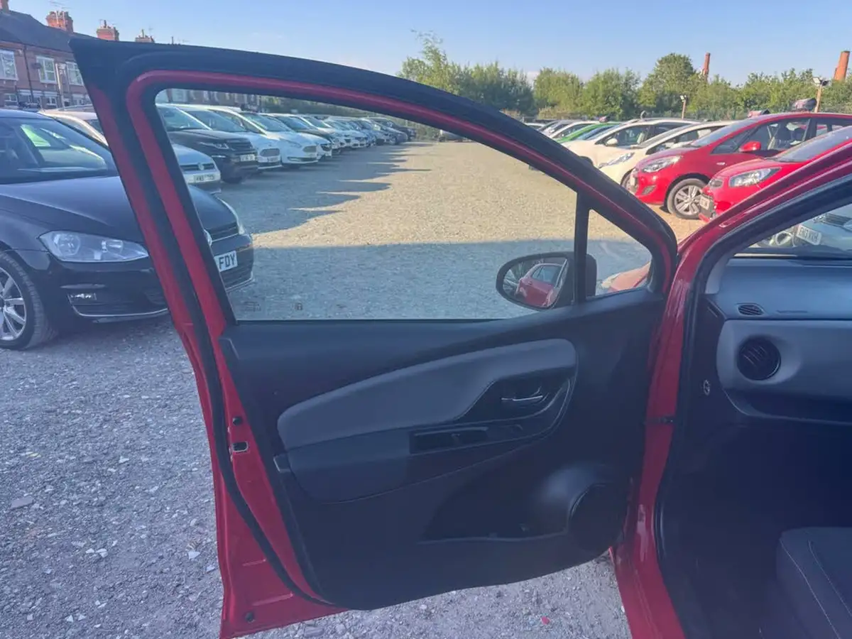 2016-toyota-yaris-15-vvt-i-design-bi-tone-hybrid-big-21