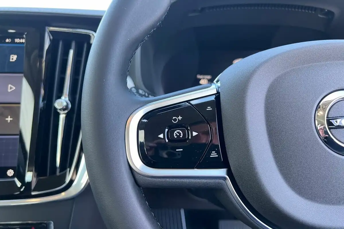 2025-volvo-v90-20-t6-plus-345bhp-dark-big-10