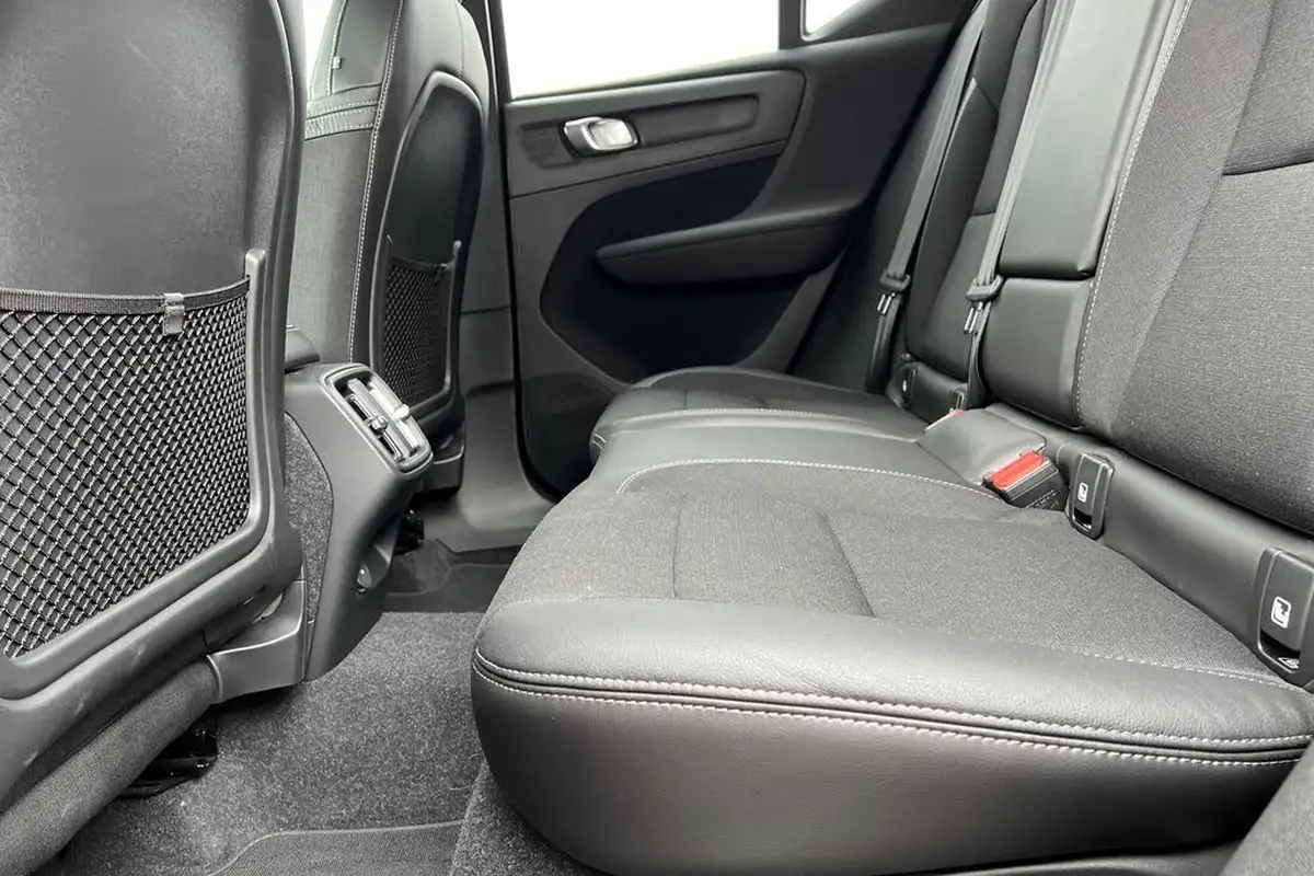 2020-volvo-xc40-20-t4-momentum-pro-awd-big-16
